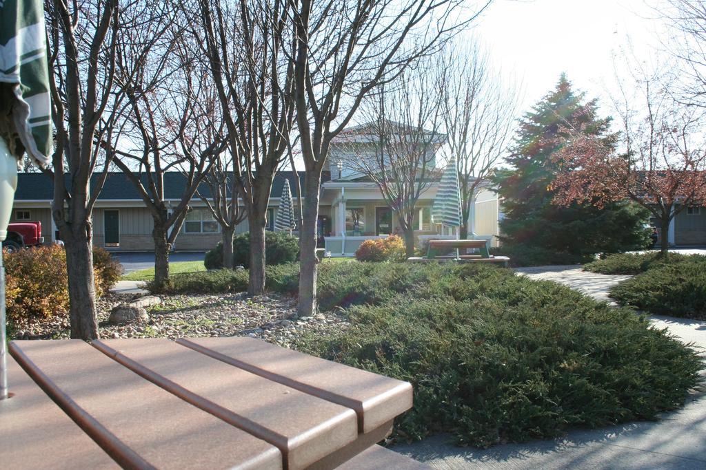 University Inn Cedar Falls Exterior photo