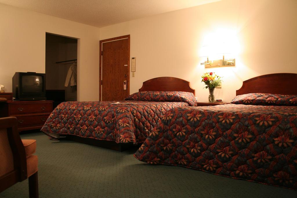 University Inn Cedar Falls Room photo